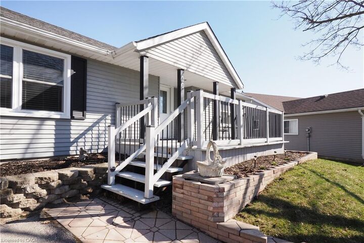 Property Photo: 20 Fieldstone Walk ON N3A 2G2