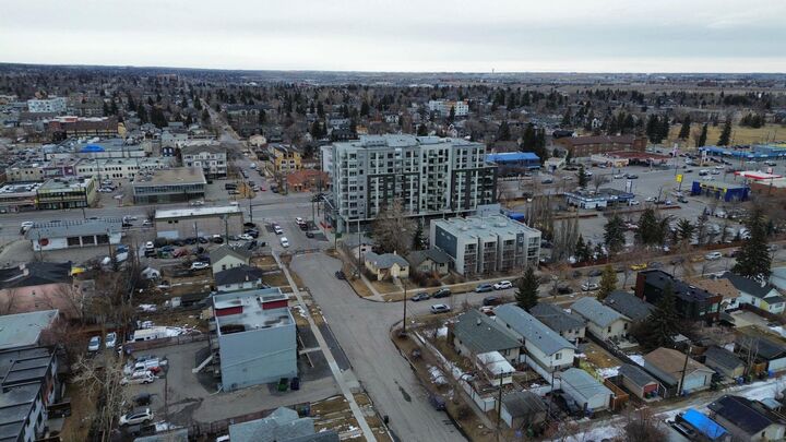 Property Photo: 206 15 Avenue NE AB T2E 1G9