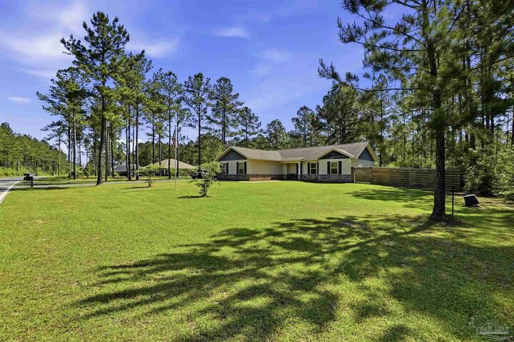 Property Photo: 2520 Ten Mile Rd FL 32571