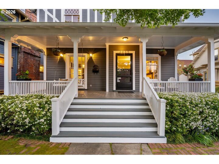 Property Photo:  2035 NW Kearney St  OR 97209 