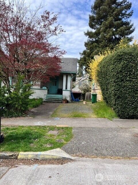 Property Photo:  3839  Ashworth Avenue N  WA 98103 