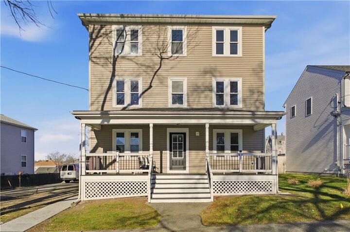 Property Photo:  85 Bayview Avenue 2  RI 02809 