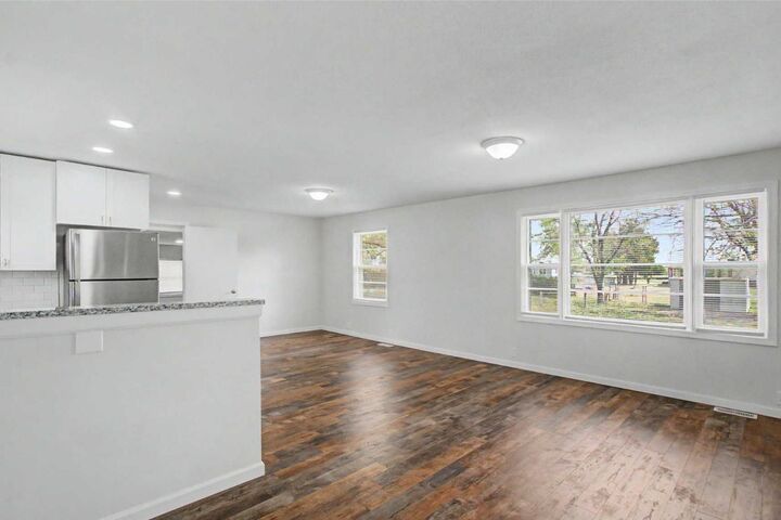 Property Photo:  620 N Oak St  KS 67052 