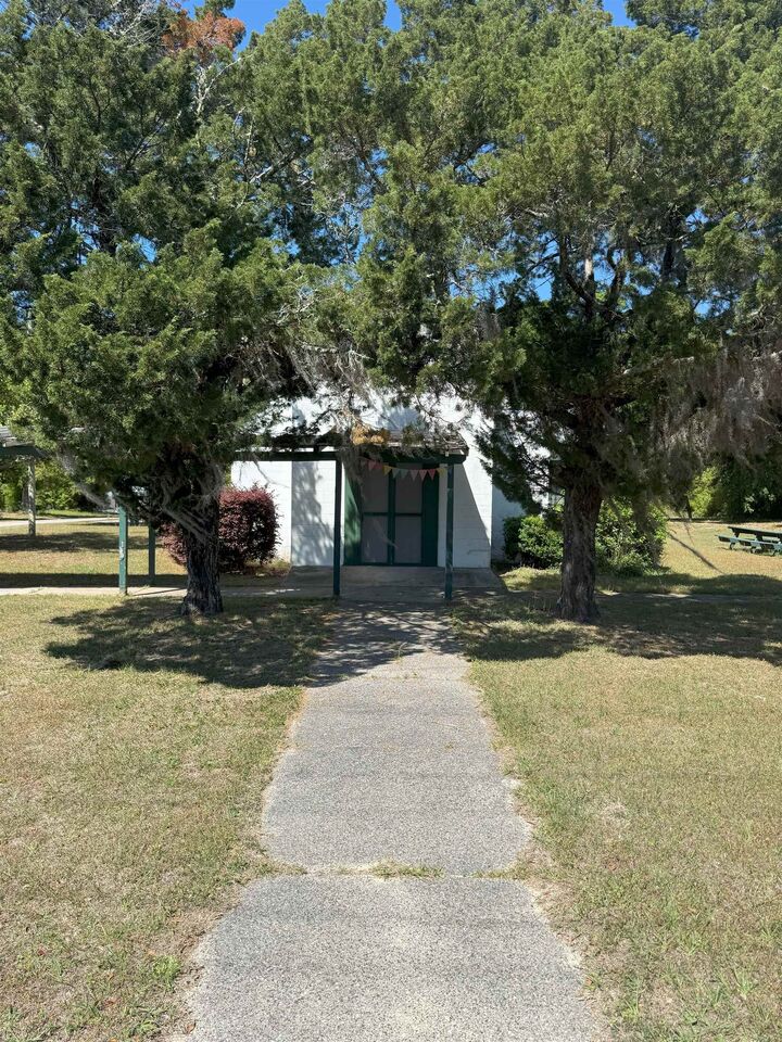 Property Photo:  17111 NE State Road 65 Road  FL 32334-0001 