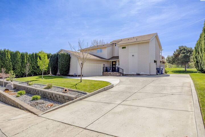 Property Photo:  241 Pinetree Lane  WA 99352 