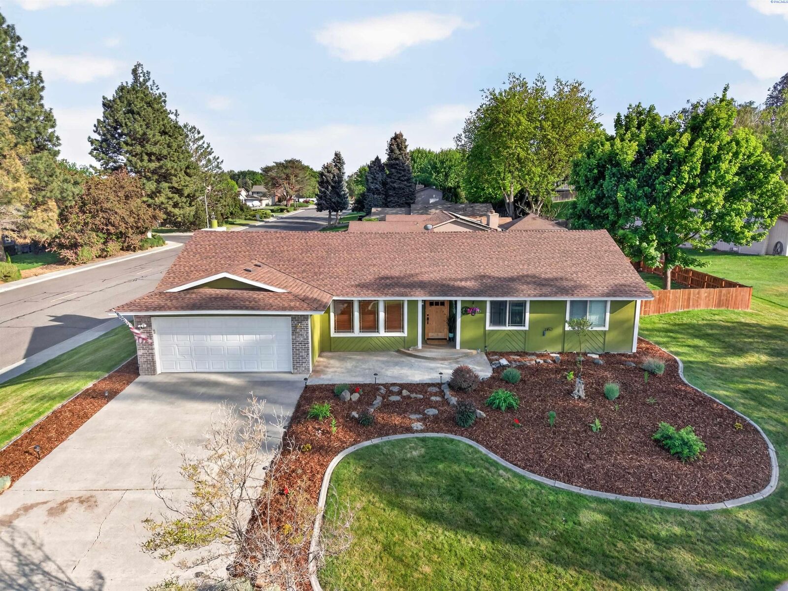 Property Photo:  233 Greenbriar W.  WA 99352 
