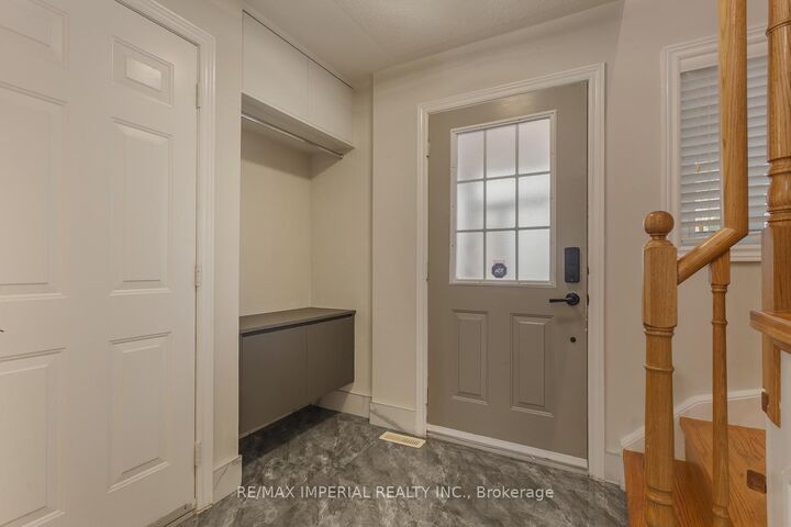 Property Photo: 85 Maple Ridge Crescent E ON L6E 1T8