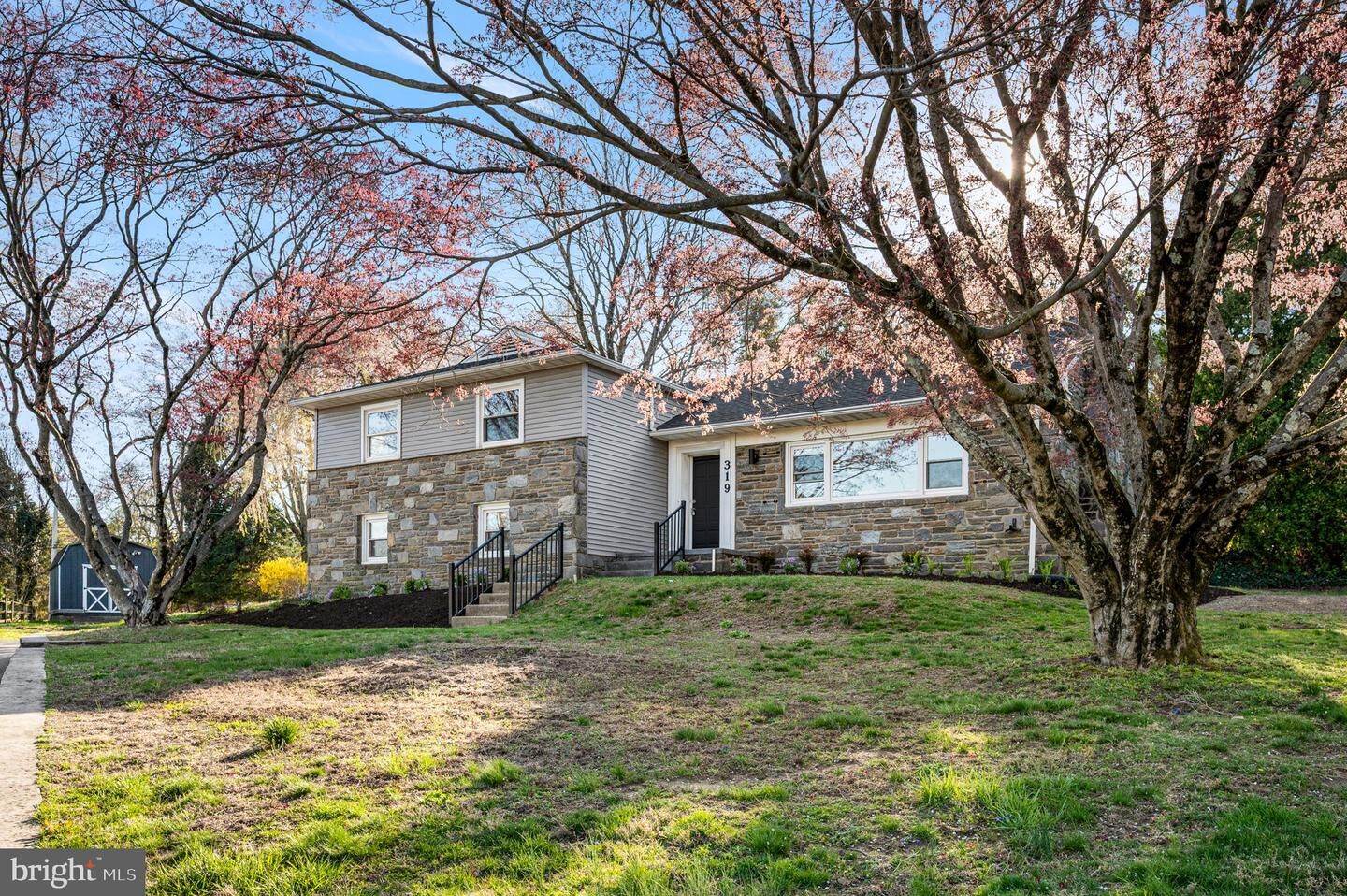 Property Photo:  319 Crestview Circle  PA 19063 
