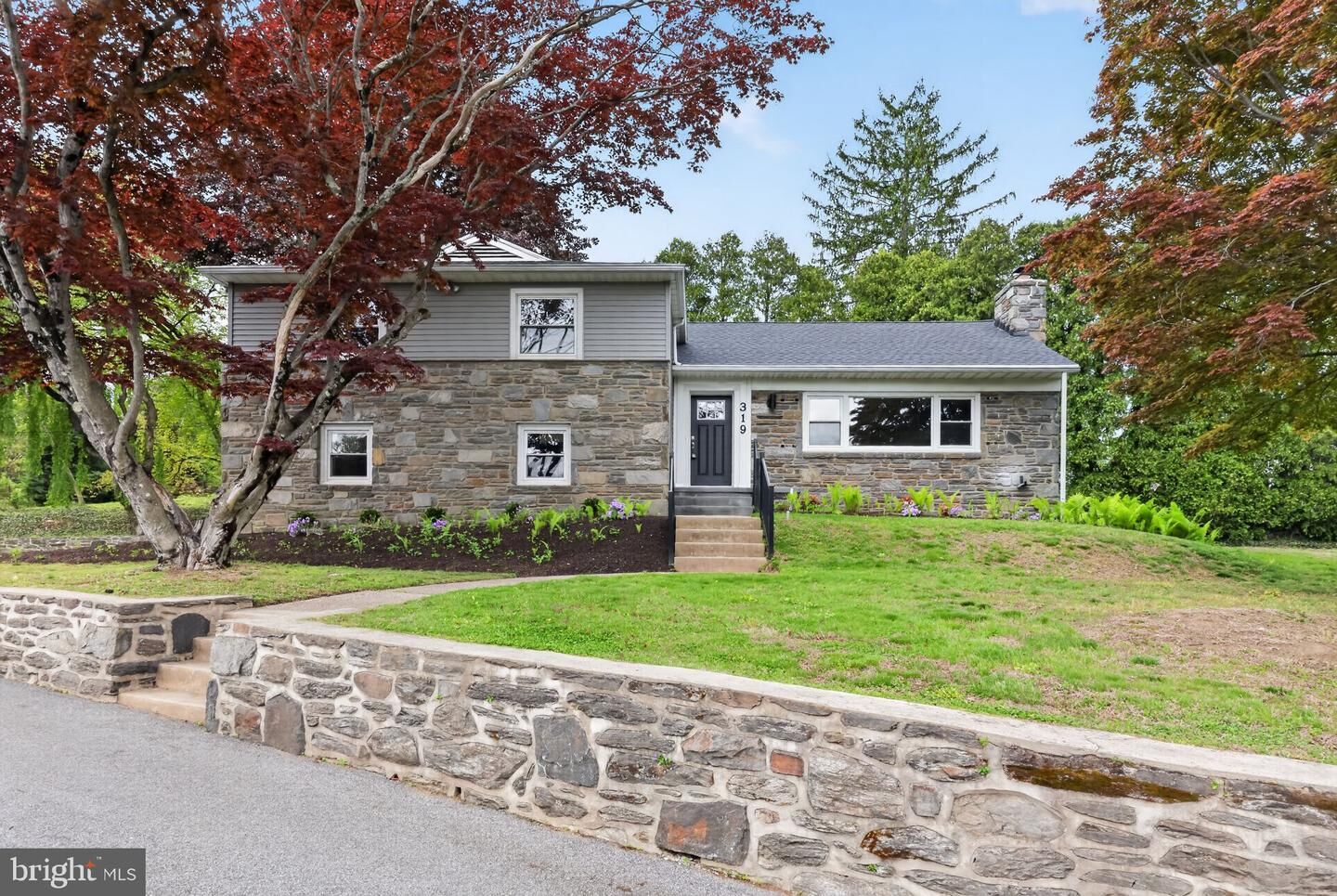 Property Photo:  319 Crestview Circle  PA 19063 