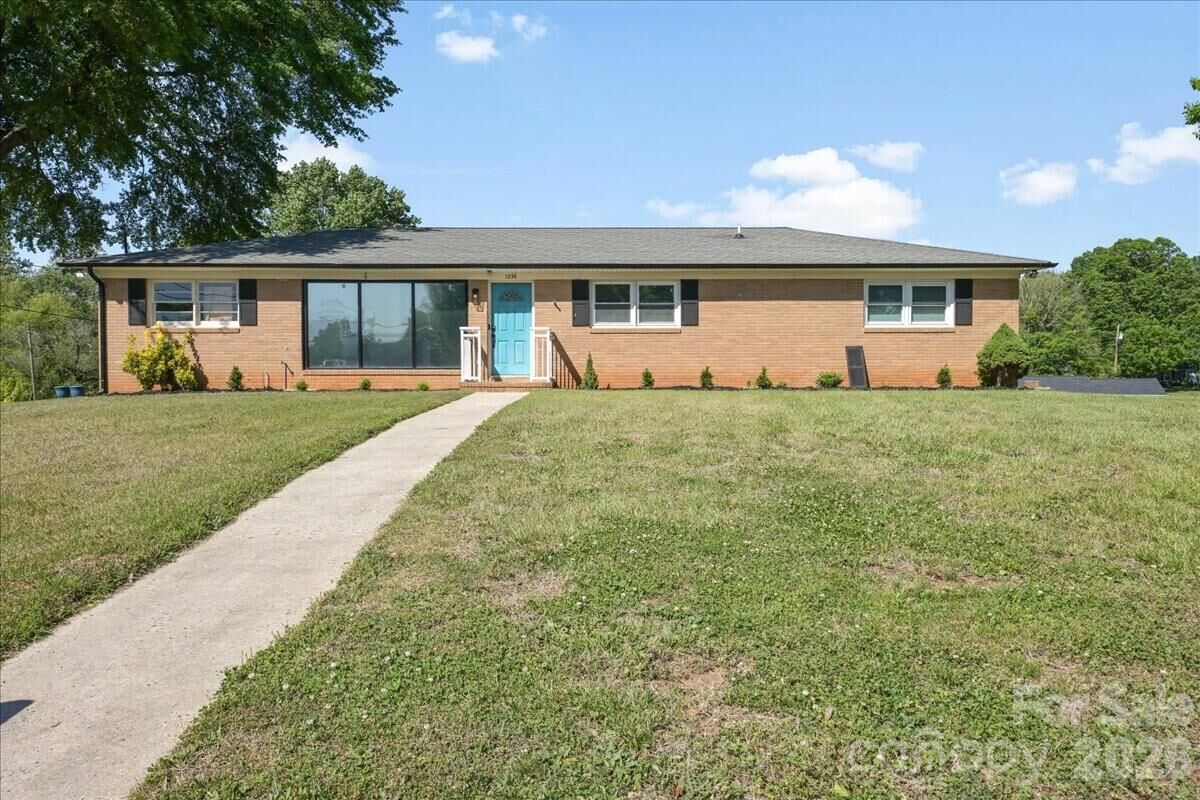 Property Photo:  1236 Landsdowne Drive  NC 28054 