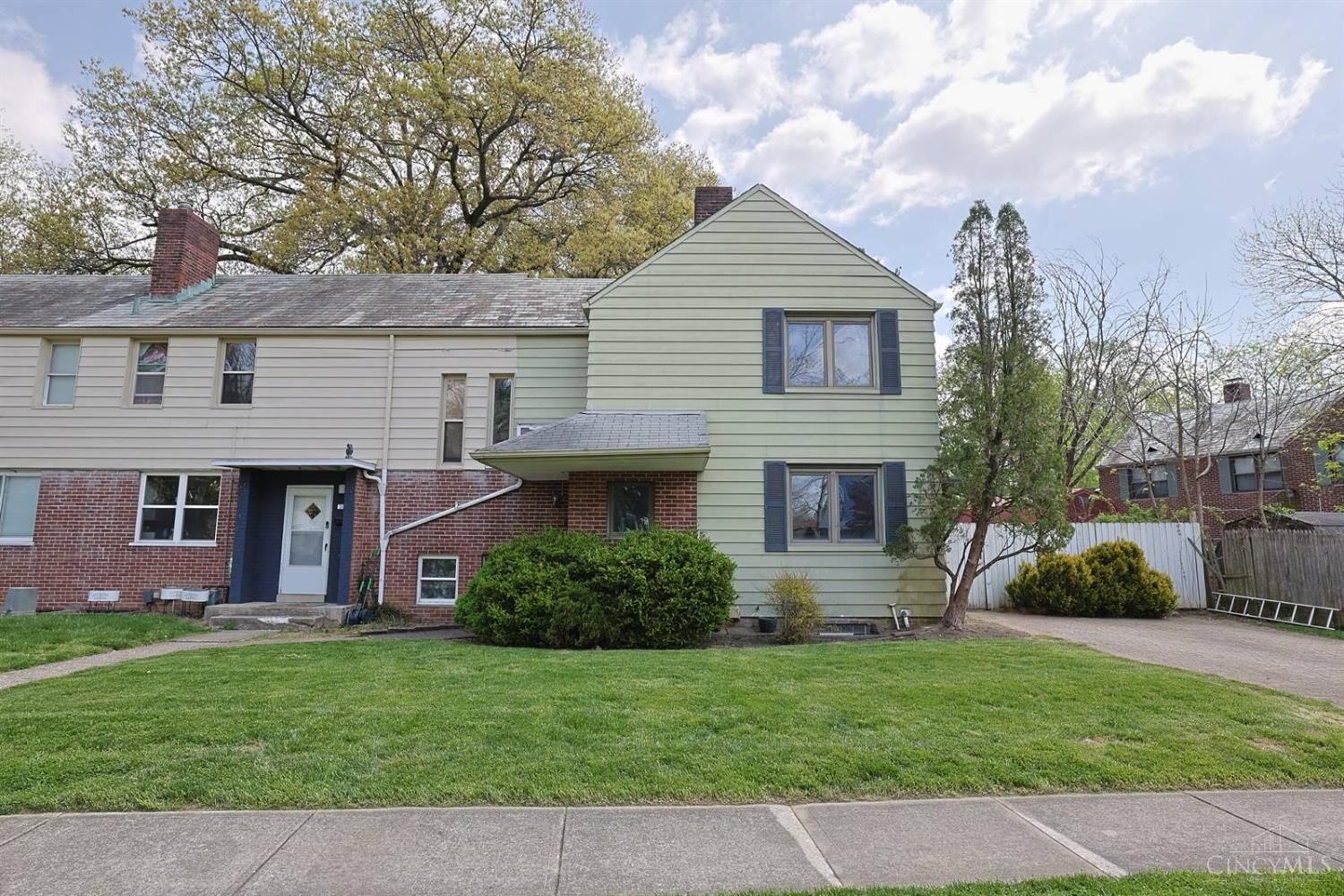 Property Photo:  22 Avenell Lane  OH 45218 