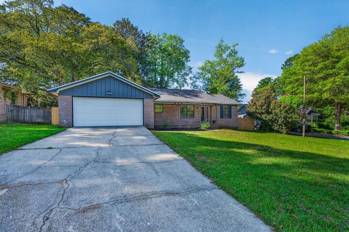 Property Photo: 121 Campbell Avenue FL 32536