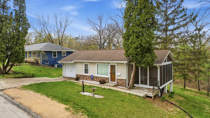 Property Photo:  711 Laurel Street  IA 52003 