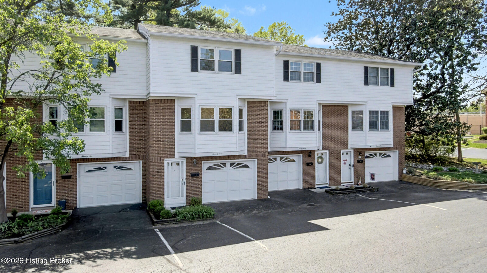 Property Photo:  24 Gardiner Ct  KY 40205 