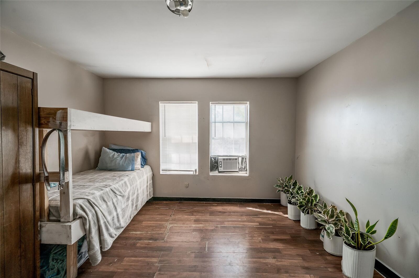 Property Photo:  1603 Airline Drive  TX 77009 