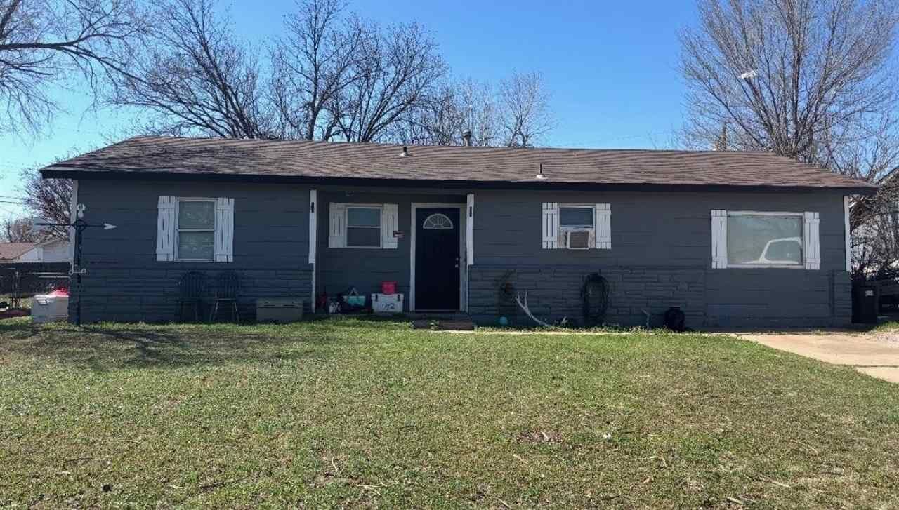 Property Photo:  107 Oak St  OK 73538 