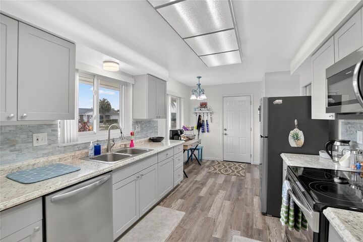 Property Photo: 809 Oakmont Avenue FL 33573