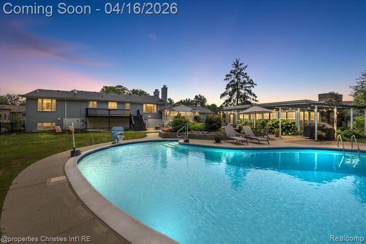 Property Photo:  3060 Chickering Lane  MI 48302 1408 