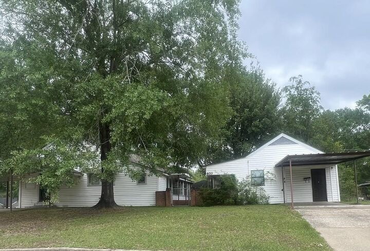 Property Photo: 611 Park Lane TX 75904
