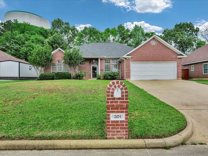 Property Photo:  301 Whitehouse Oaks Street  TX 75901 