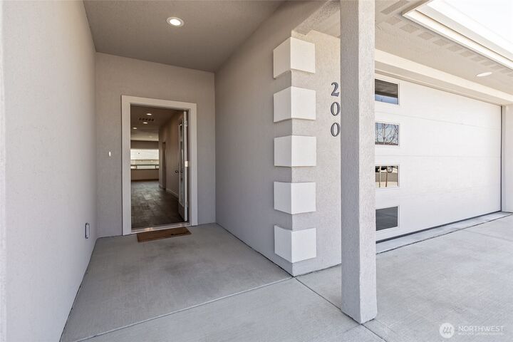 Property Photo:  200 E Chinook Road  WA 98926 