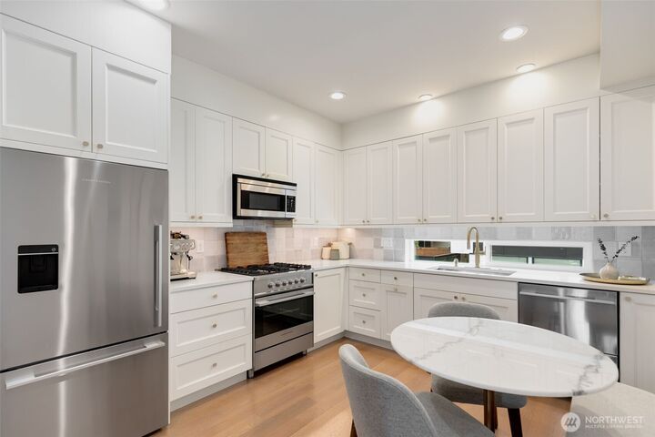 Property Photo:  5030  Sand Point Place NE B  WA 98105 