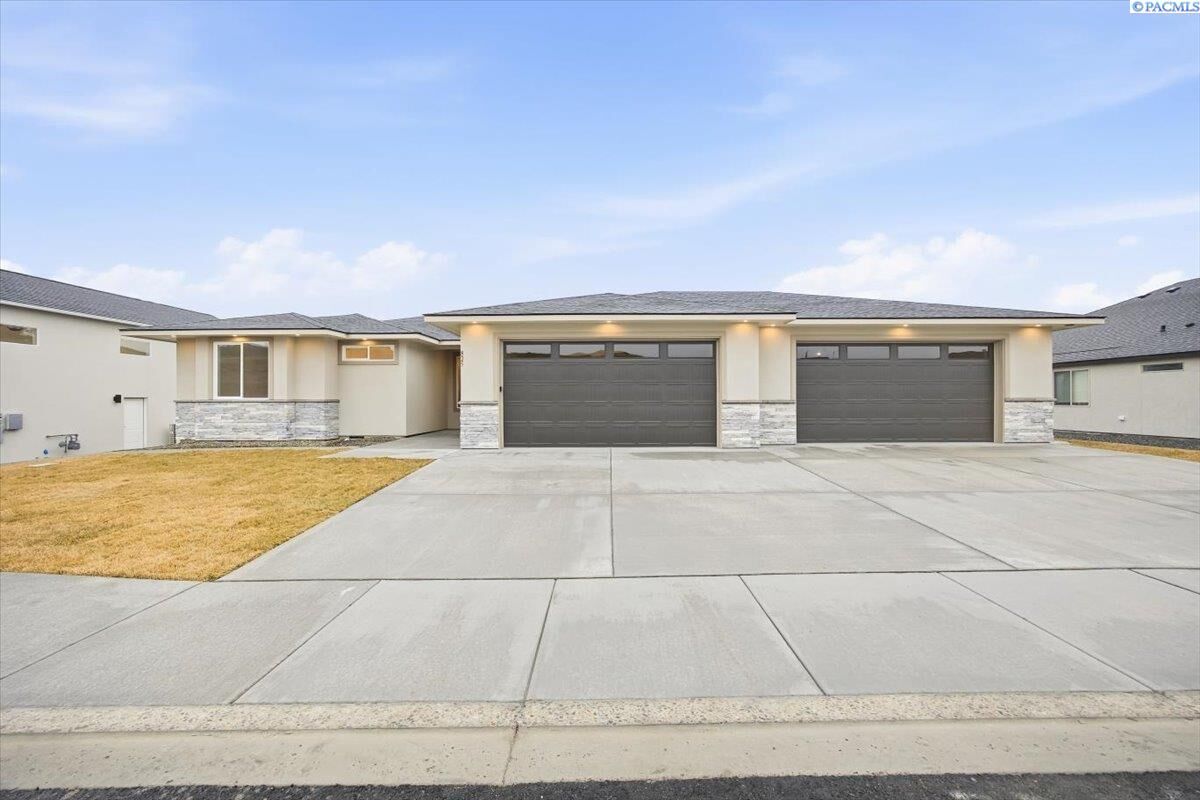 Property Photo:  825 Thebes St  WA 99353 