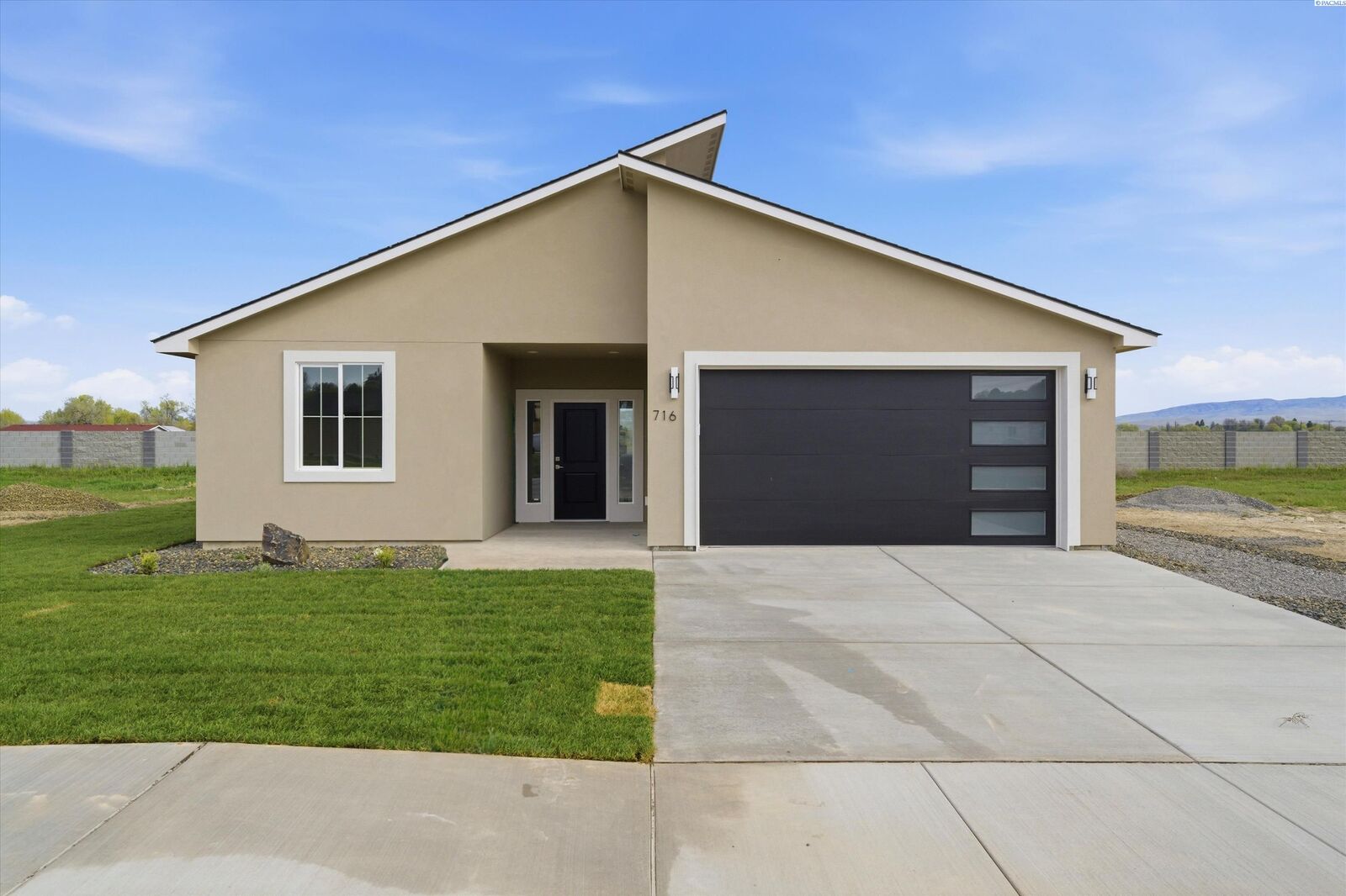 Property Photo:  716 San Jose Ave  WA 98944 