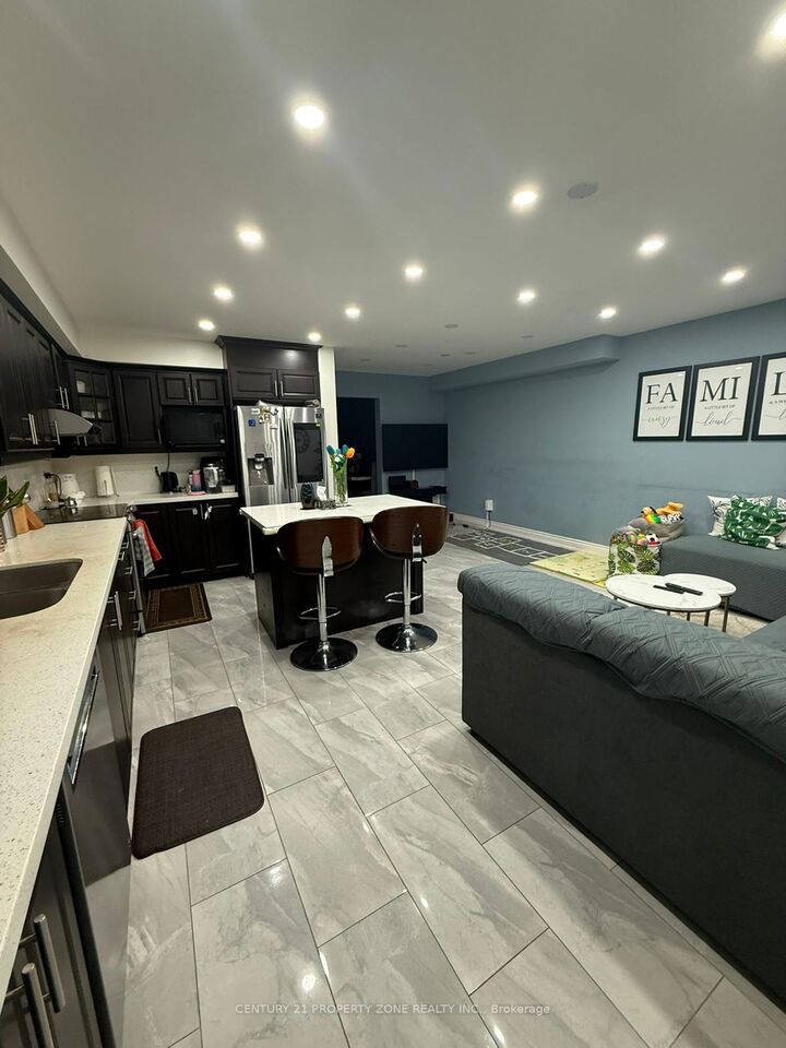 Property Photo:  321 Aspendale Crescent  ON L5W 0E7 