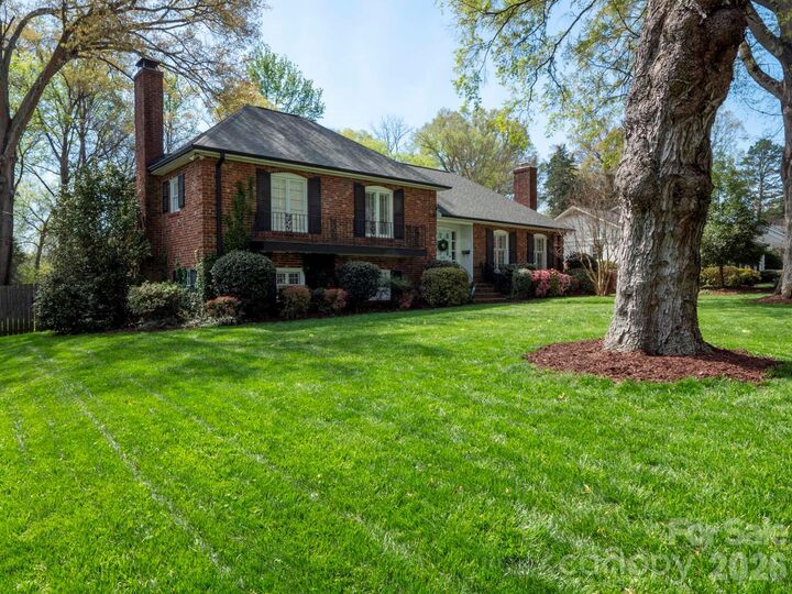 Property Photo:  1419 Cavendish Court  NC 28211 