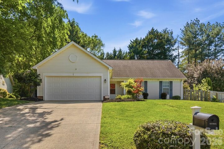 Property Photo: 3419 Pondridge Court NC 28269