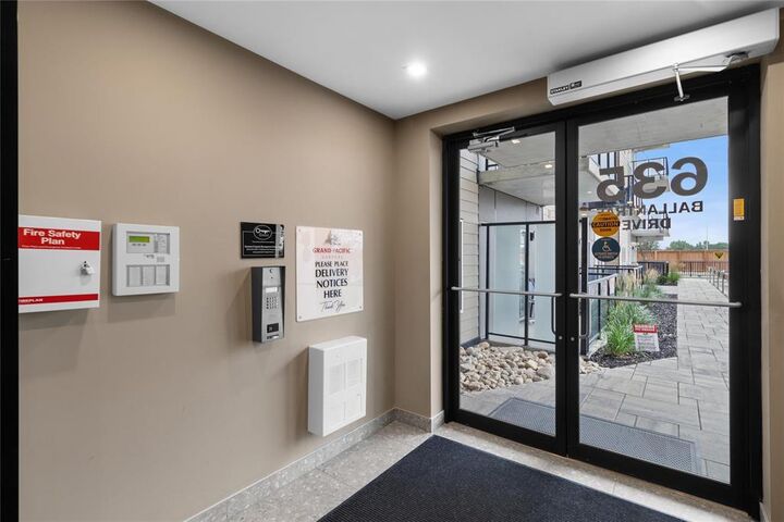 Property Photo:  635 Ballantrae Drive  MB R3T 6K4 