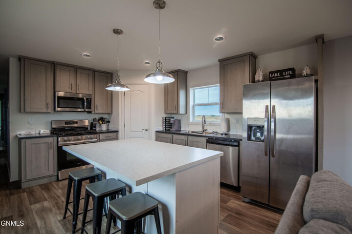 Property Photo:  6812 E Schatz Lane  ND 58533 