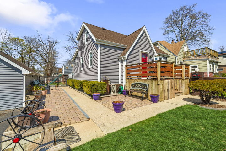 Property Photo:  326 Bellevue Drive  IL 60073 