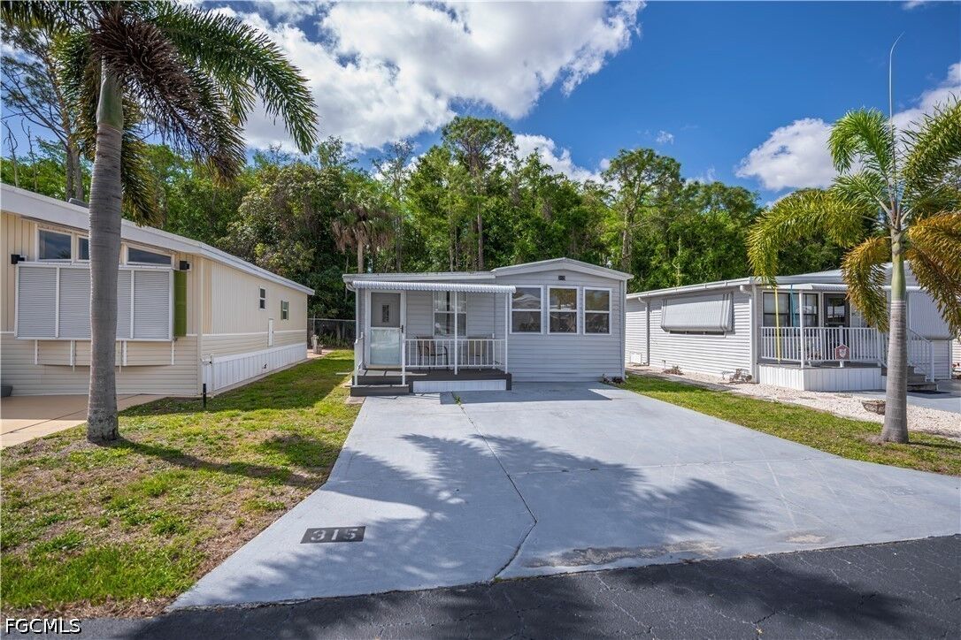 Property Photo:  315 Fountain View Boulevard  FL 33903 