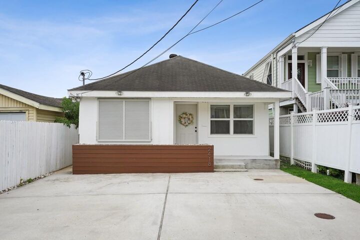 Property Photo:  2418 New York Street  LA 70122 
