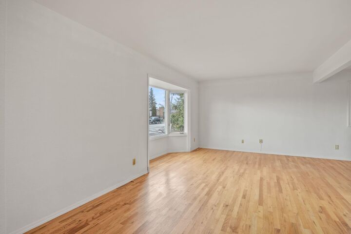 Photo de la propriété:  3943 38 Avenue  AB T4N 2T6 