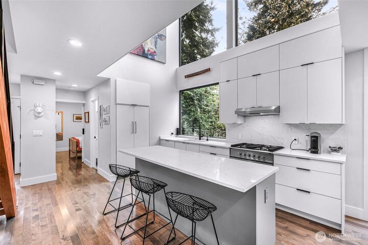 Property Photo:  2424  Federal Avenue E  WA 98102 
