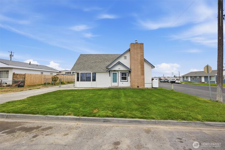 Property Photo:  206 E Cedar St  WA 99344 