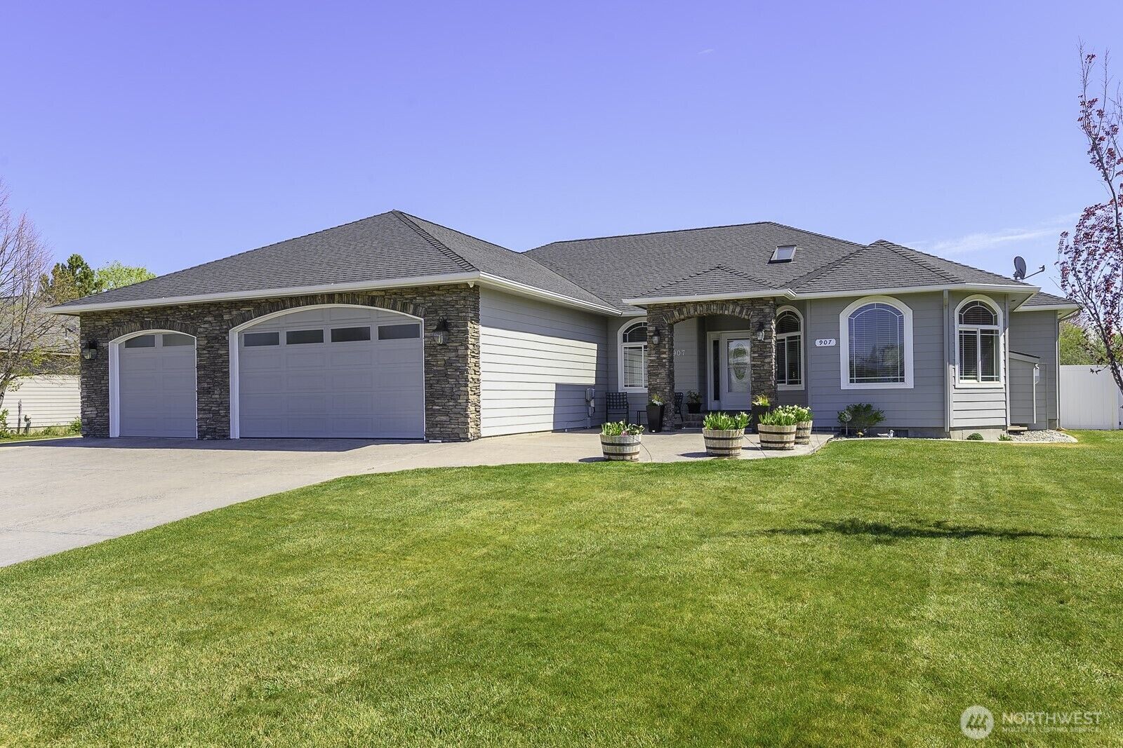Property Photo:  907 S Sand Dune Road  WA 98837 