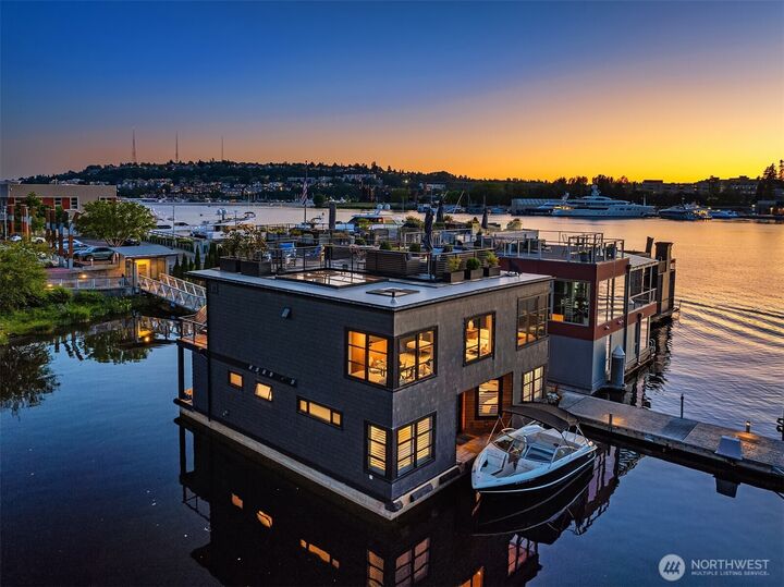 Property Photo:  2821  Fairview Avenue E 5  WA 98102 