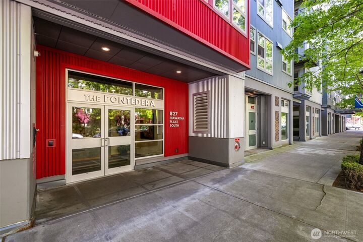 Property Photo:  827  Hiawatha Place S 515  WA 98144 