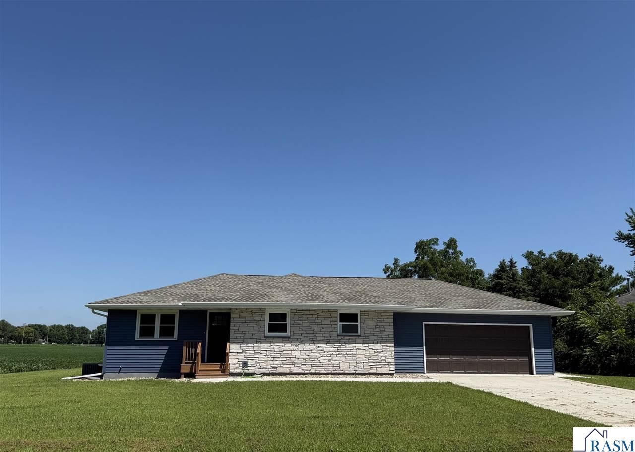 Property Photo:  409 SE 4th Avenue  MN 56065 