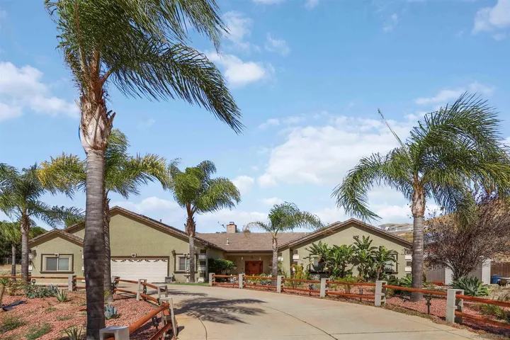 Property Photo:  1804 Vista De La Montana  CA 92019 