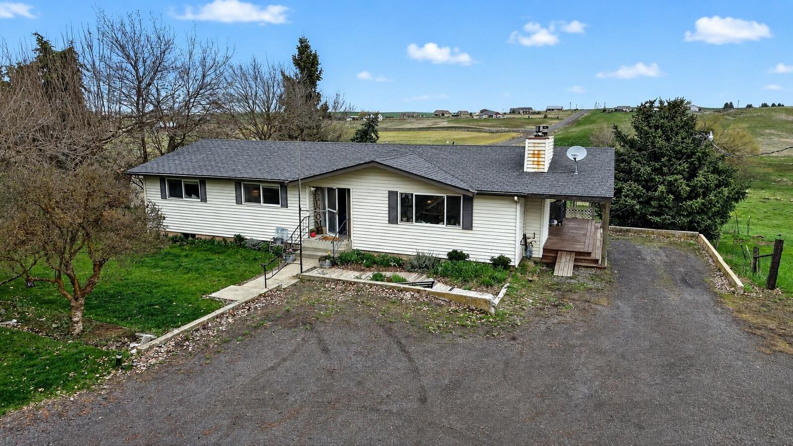 Property Photo: 27164 N Gunning Rd WA 99122