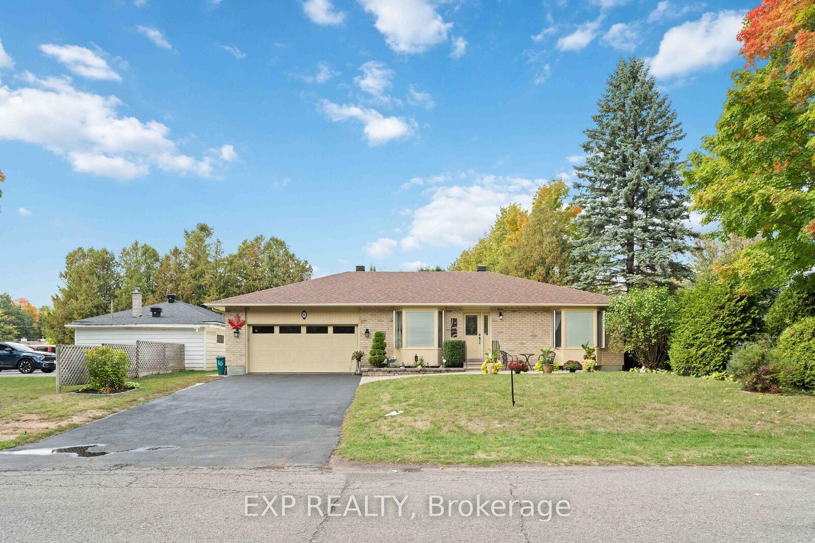 Property Photo: 16 Evelyn Street ON K2S 1M9