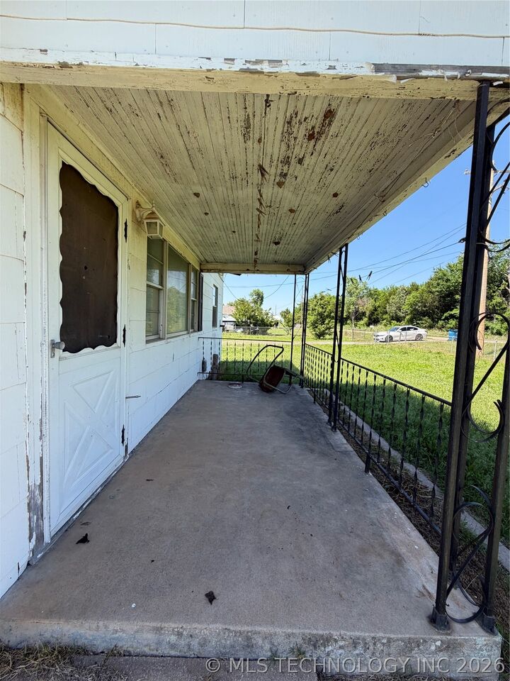 Property Photo:  2922 N Kings Highway  OK 74023 