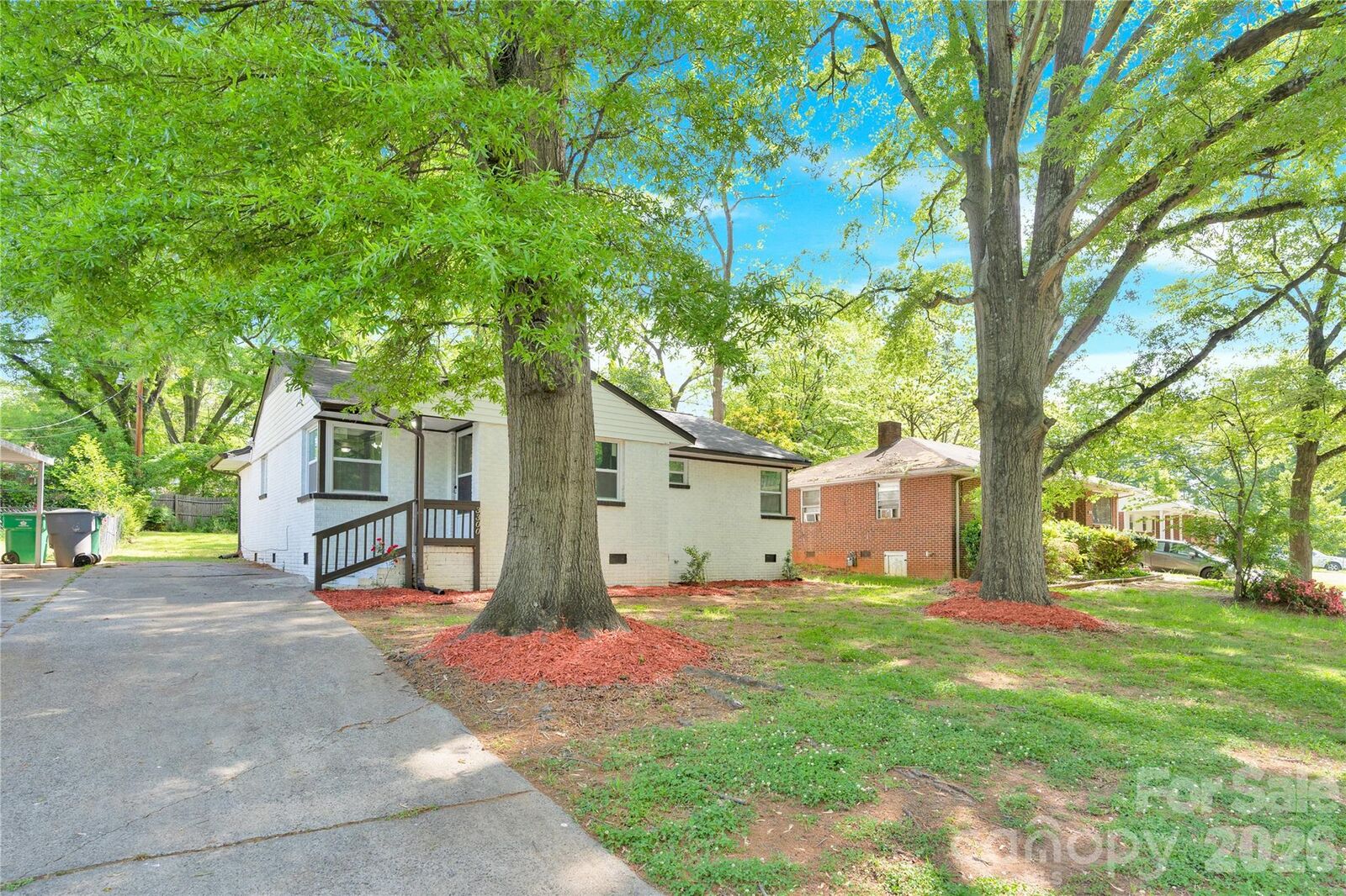 Property Photo:  3300 Bonaire Drive  NC 28208 