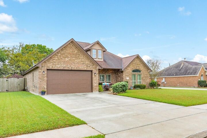 Property Photo: 1008 S Belle Drive TX 77515