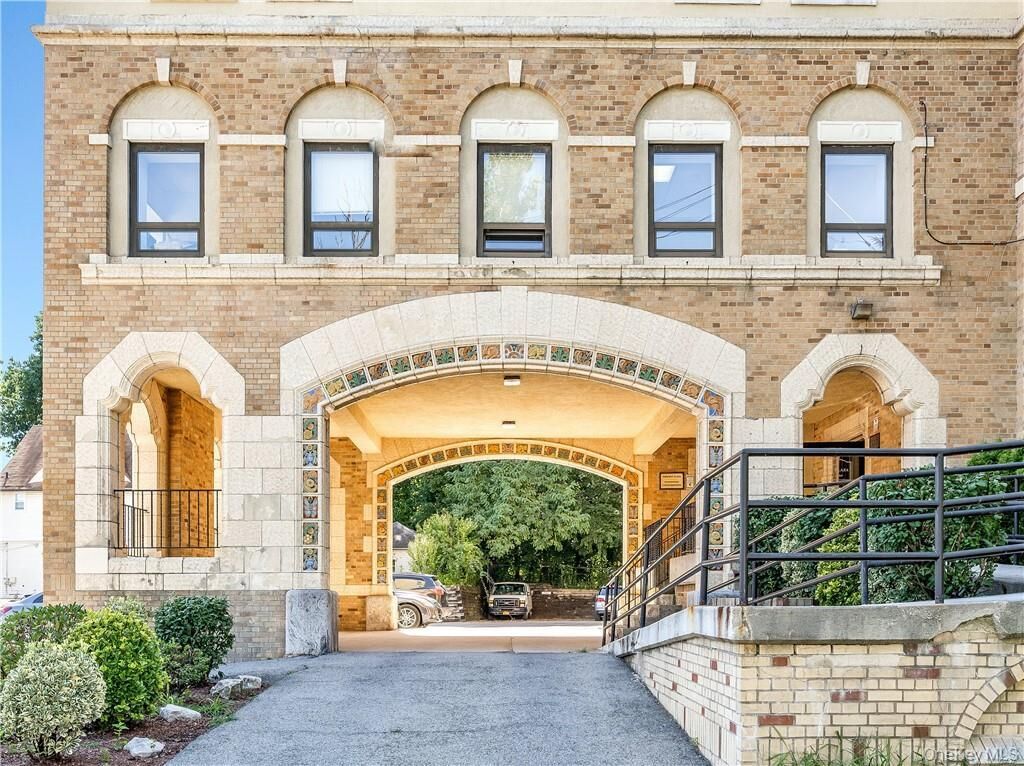 Property Photo:  1 Elm Street 5G  NY 10707 